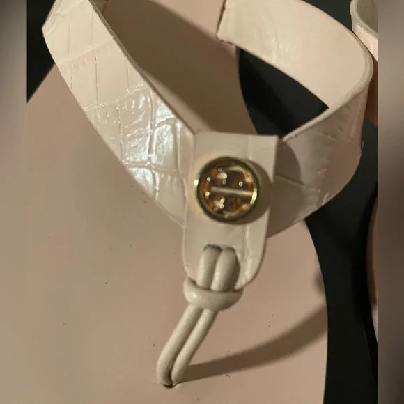 Tory Burch soft pink leather flip flops. Size 8. - Picture 3 of 6